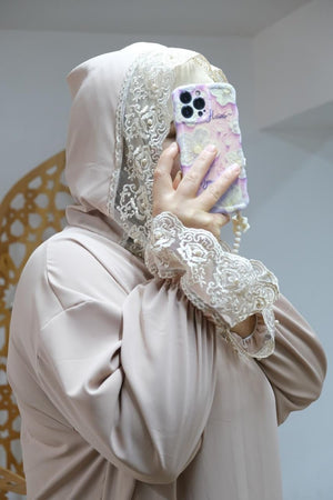 عباية رونق فخامة الكريب ولمسة دانتيل لأناقة راقية – Abaya 2025 en – Boutique Nazlyshop