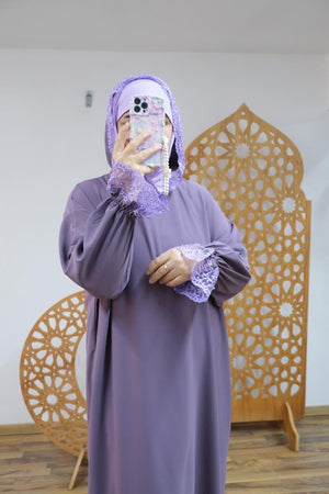عباية رونق فخامة الكريب ولمسة دانتيل لأناقة راقية – Abaya 2025 en – Boutique Nazlyshop