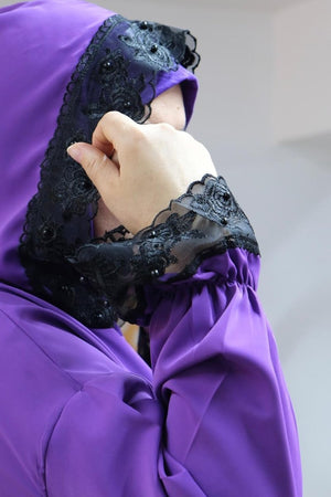 عباية رونق فخامة الكريب ولمسة دانتيل لأناقة راقية – Abaya 2025 en – Boutique Nazlyshop