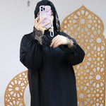 عباية رونق فخامة الكريب ولمسة دانتيل لأناقة راقية – Abaya 2025 en – Boutique Nazlyshop