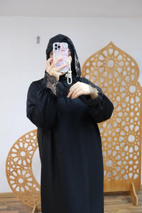 عباية رونق فخامة الكريب ولمسة دانتيل لأناقة راقية – Abaya 2025 en – Boutique Nazlyshop