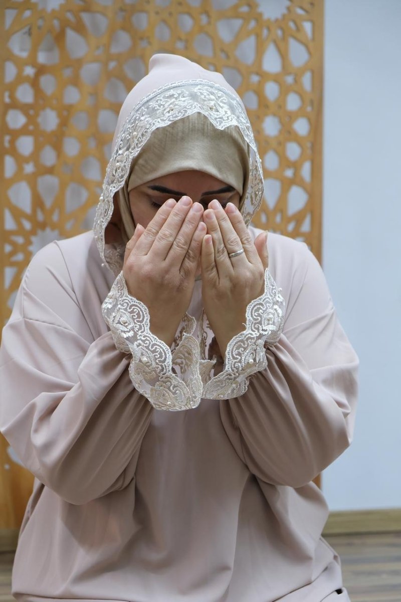 عباية رونق فخامة الكريب ولمسة دانتيل لأناقة راقية – Abaya 2025 en – Boutique Nazlyshop