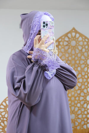 عباية رونق فخامة الكريب ولمسة دانتيل لأناقة راقية – Abaya 2025 en – Boutique Nazlyshop