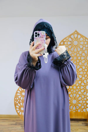 عباية رونق فخامة الكريب ولمسة دانتيل لأناقة راقية – Abaya 2025 en – Boutique Nazlyshop