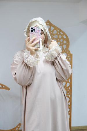 عباية رونق فخامة الكريب ولمسة دانتيل لأناقة راقية – Abaya 2025 en – Boutique Nazlyshop
