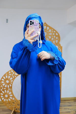 عباية رونق فخامة الكريب ولمسة دانتيل لأناقة راقية – Abaya 2025 en – Boutique Nazlyshop