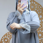 عباية رونق فخامة الكريب ولمسة دانتيل لأناقة راقية – Abaya 2025 en – Boutique Nazlyshop