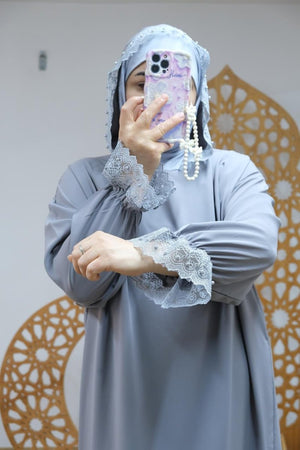 عباية رونق فخامة الكريب ولمسة دانتيل لأناقة راقية – Abaya 2025 en – Boutique Nazlyshop