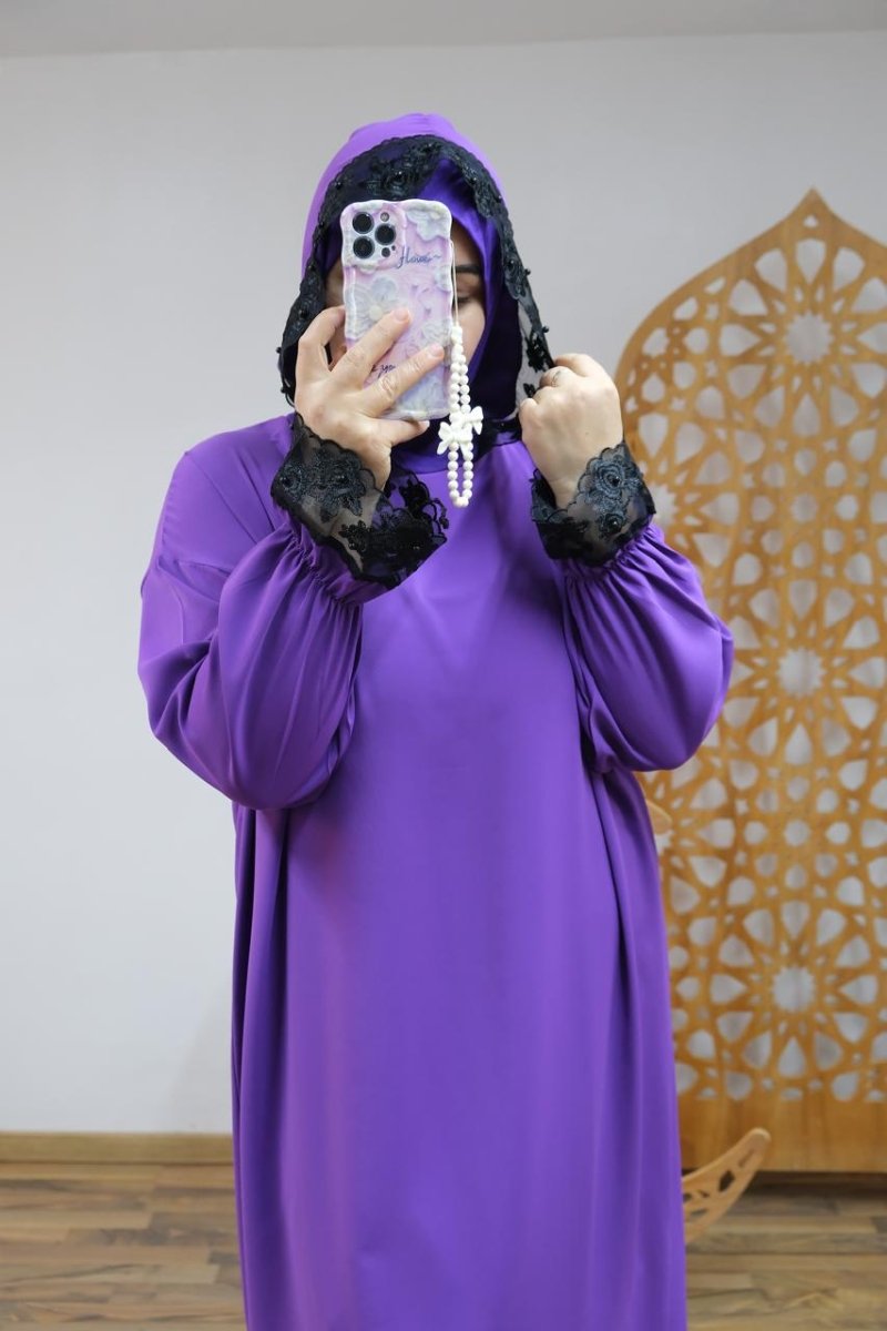 عباية رونق فخامة الكريب ولمسة دانتيل لأناقة راقية – Abaya 2025 en – Boutique Nazlyshop